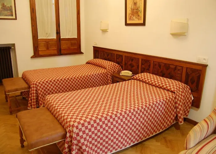 Hospederia Del Real Monasterio 2*